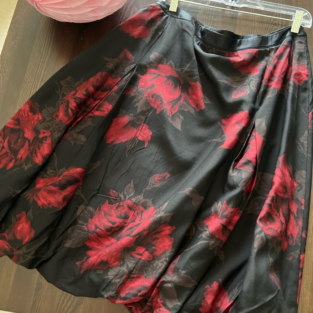Ann Taylor bubble skirt . Sz 16 black with red floral silk